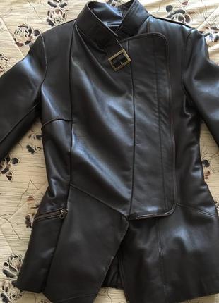 Кожаная куртка косуха темно коричневая с тоненькой подкладкой3 фото