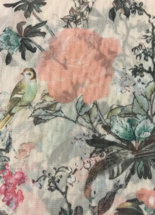 Очень красивая и стильная брендовая блузка-маечка в цветах и птичках 19.7 фото