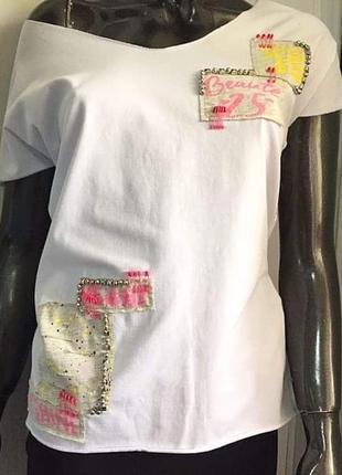 Белая футболка с v- образным вырезом