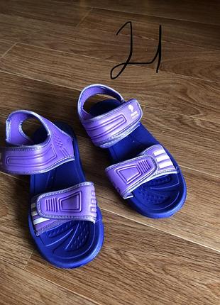 Нові спортивні босоніжки