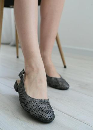 Темные кожаные женские босоножки с закрытым носком2 фото