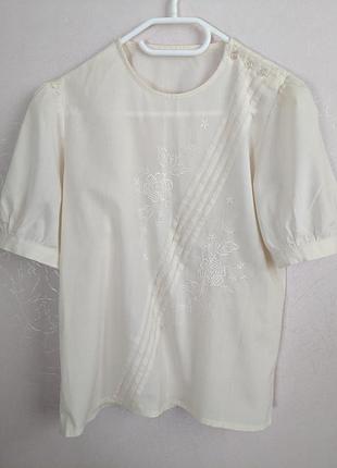 Красива і жіночна блуза з бавовни з вишивкою, вінтаж