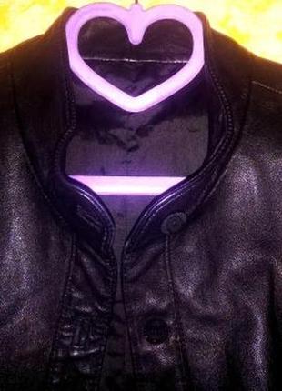 Кожаная курточка, приталенная на пуговицах. тонкая и мягкая.италия.