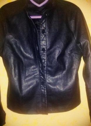 Кожаная курточка, приталенная на пуговицах. тонкая и мягкая.3 фото