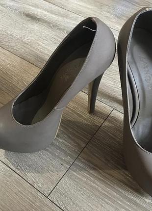Новые туфли на высоком каблуке