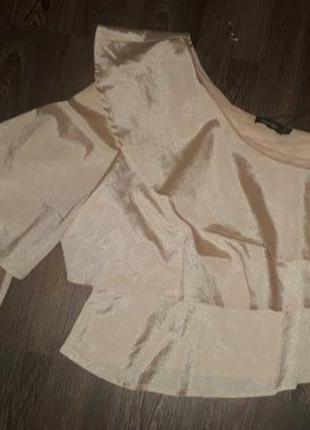 Блузка атласная блуза ярусная нюдовая бежевая на одно плечо1 фото