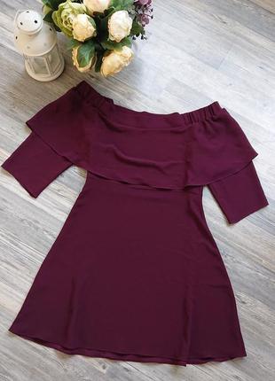 Шикарное платье винного цвета с открытыми плечами и воланом3 фото