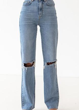 Стильные джинсы с дырками на коленях