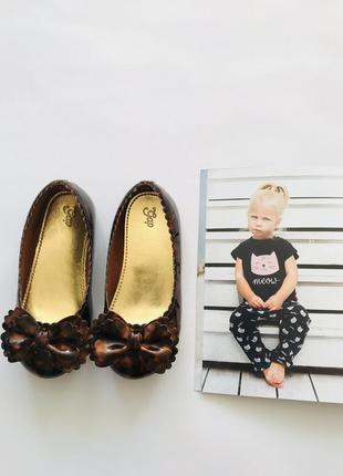 Стильные туфли - gap- лаковые шоколадно-золотистые - size9 - 15,5 см