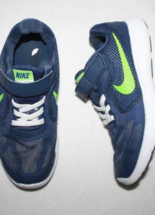 Кроссовки фирмы nike 33 размера по стельке 21,7 см.