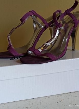 Продам елегантні босоніжки з натуральної замші