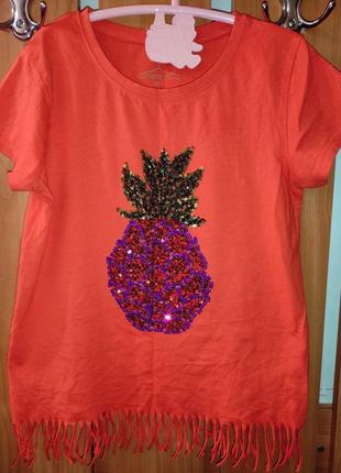 Яркая футболка с пайетками