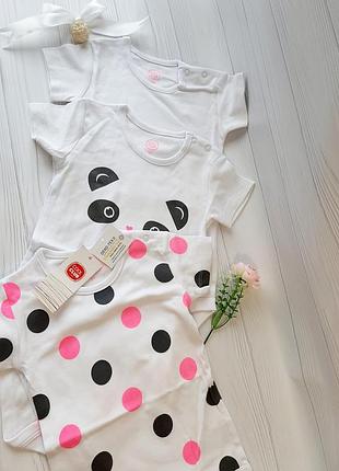 Набір щільних боді з коротким рукавом.