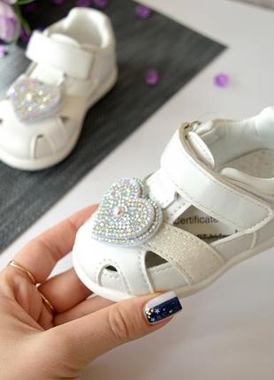 Біленькі закриті босоніжки, босоніжки літо