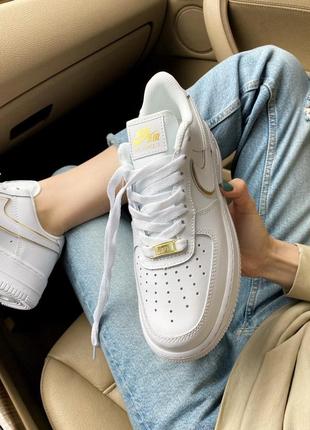 Жіночі стильні весняні кросівки nike air force 1 07 essential white/gold6 фото