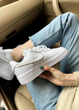 Жіночі стильні весняні кросівки nike air force 1 07 essential white/gold4 фото