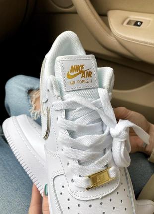 Жіночі стильні весняні кросівки nike air force 1 07 essential white/gold8 фото