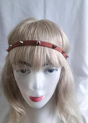 Грецька пов'язка на голову з шипами, в наявності забарвлення