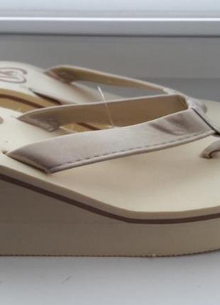 В наличии шлепанцы бежевые. легкие, нежные и женственные. размер 37