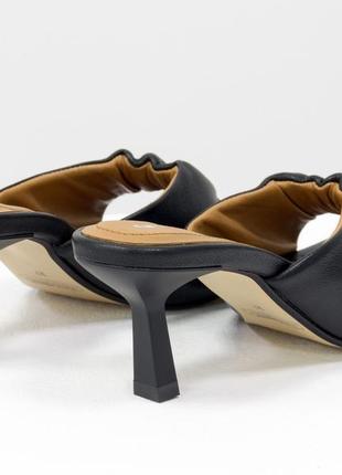 Дизайнерские кожаные шлепанцы на каблуке  6 см в любом цвете9 фото