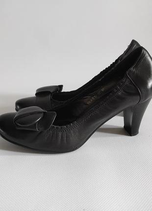 Чорні класичні шкіряні туфлі на підборах1 фото