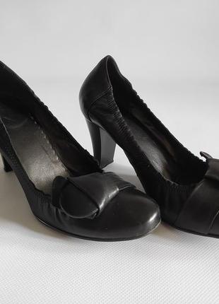 Черные классические кожаные туфли на каблуке3 фото