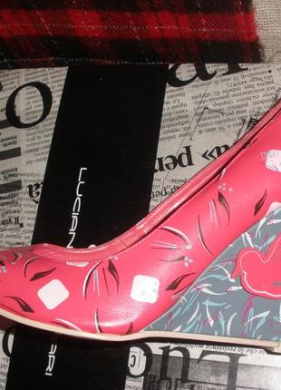 Яркие стильные туфли лодочки red or dead  танкетка  креативный декор4 фото