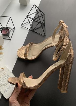 👡превосходные золотистые босоножки на толстом высоком каблуке/босоножки тонкий переплёт👡