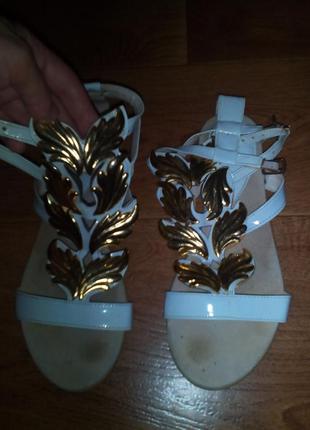 Босоніжки в стилі гермес