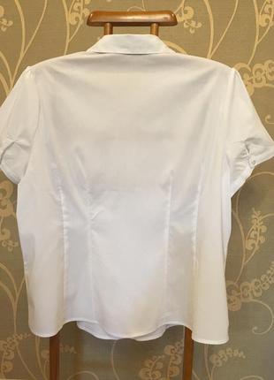 Очень красивая и стильная брендовая классическая рубашка белого цвета.3 фото