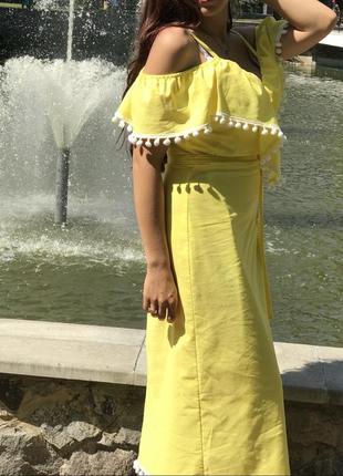 Яркое жёлтое платье на запах2 фото