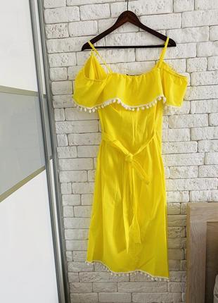 Яркое жёлтое платье на запах9 фото