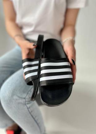 Женские тапки adidas черно-белые женские шлёпки адидас чёрные1 фото