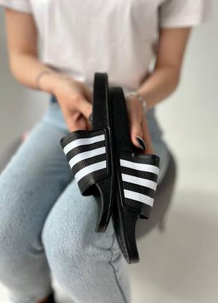 Женские тапки adidas черно-белые женские шлёпки адидас чёрные6 фото