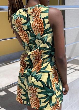 Красивое яркое летнее платье в экзотический принт ананасы4 фото