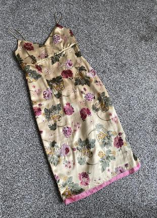 Чудова сукня з шовку з вишивкою