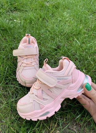Рожеві кросівки на літо