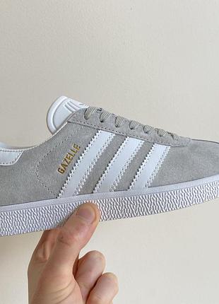 Кросівки жіночі