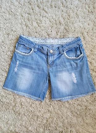 Джинсовые шорты.