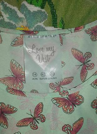 Яскрава блуза безрукавка м'ятного кольору з метеликами