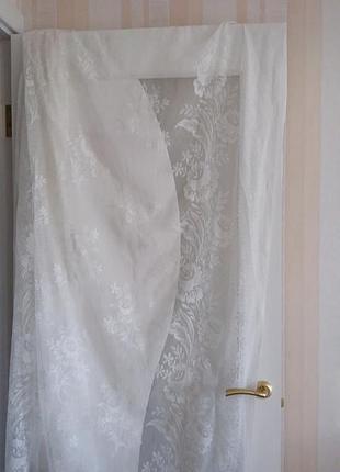 Ніжна біла тюль фіранка штора з квітами.