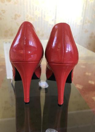 Лаковые красные туфли на каблуке с бантом2 фото