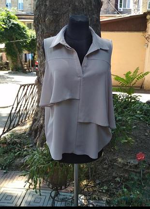 Интересная светло- бежевая блуза, воланы