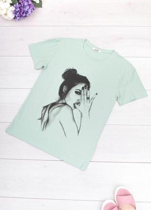 Стильная бирюзовая футболка с рисунком принтом девушка