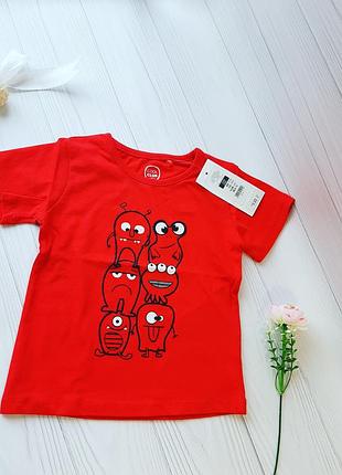 Яркая футболка