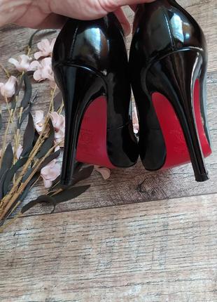 Оригинальные лаковые лодочки туфли на шпильке от christian louboutin италия 385 фото