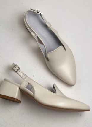 Туфлі човники з натуральної шкіри беж на низькому підборі 4. см