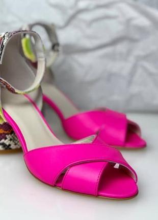 Стильные босоножки из натуральной кожи неоновый розовый и питон на низком каблуке 6см3 фото