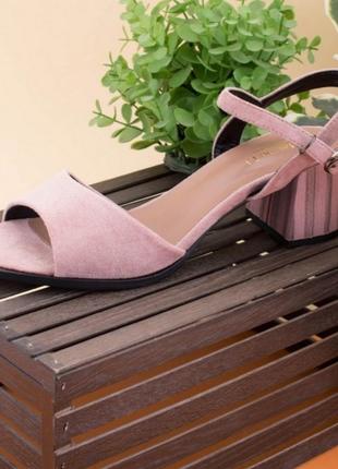 Стильные розовые пудра замшевые босоножки на широком устойчивом каблуке2 фото
