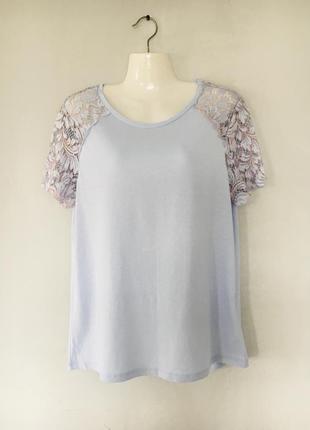 Красивая футболка нежно голубого цвета с ажурными рукавами